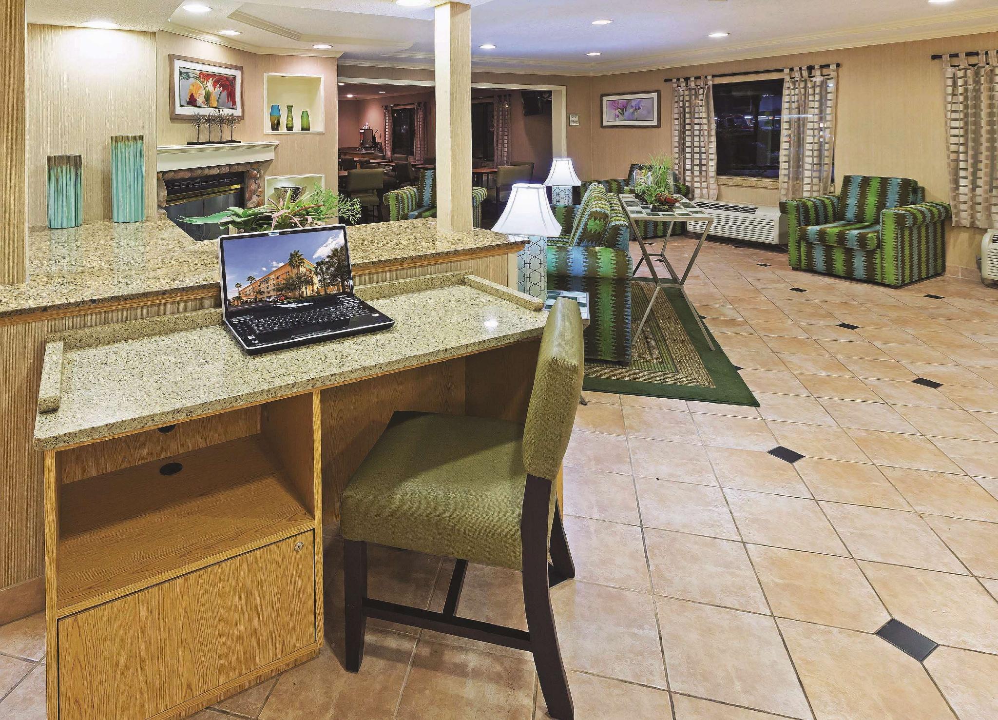La Quinta By Wyndham Nw Brookhollow Hotel